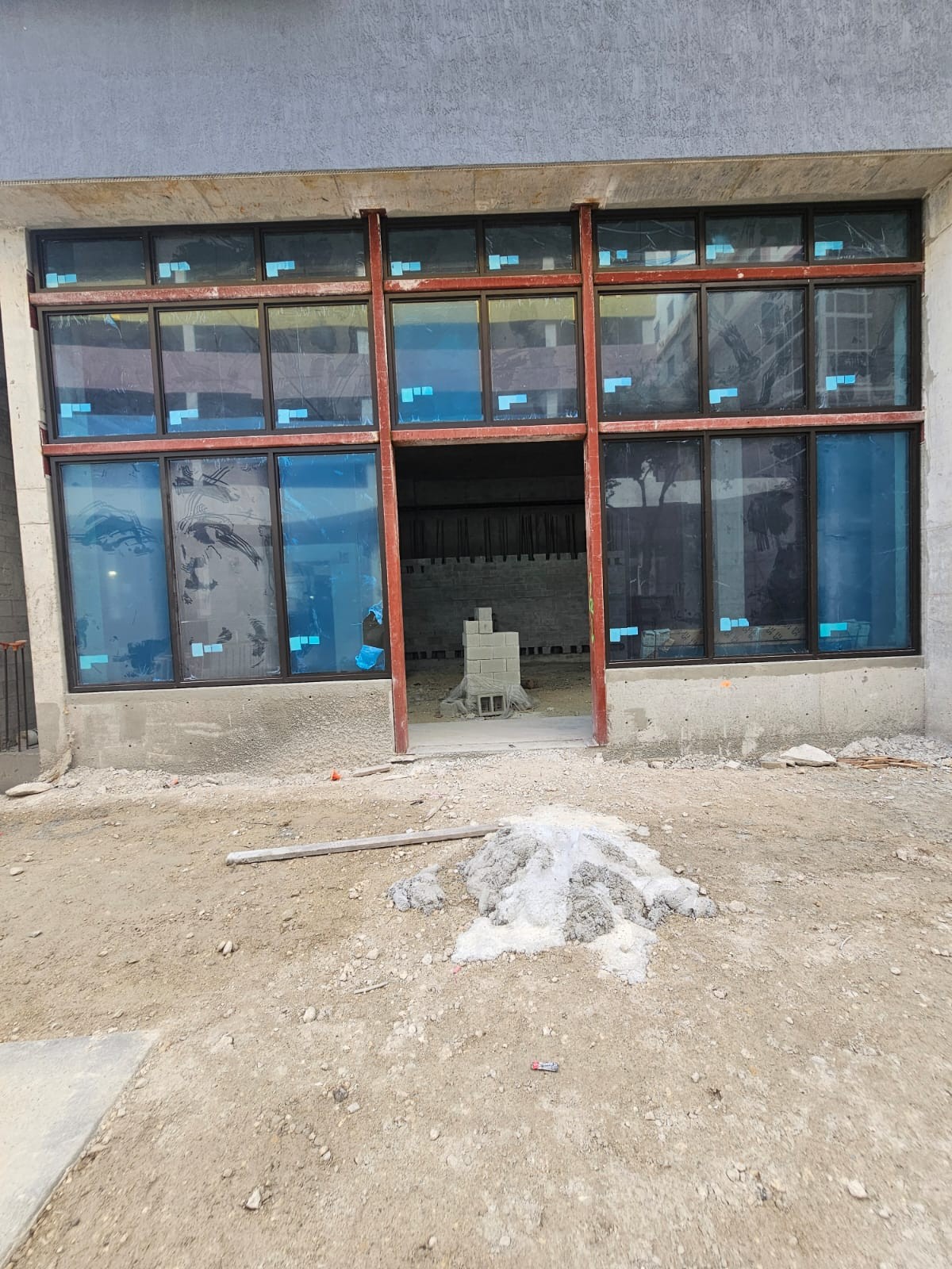 Fachada comercial de vidrio contra impacto en construcción