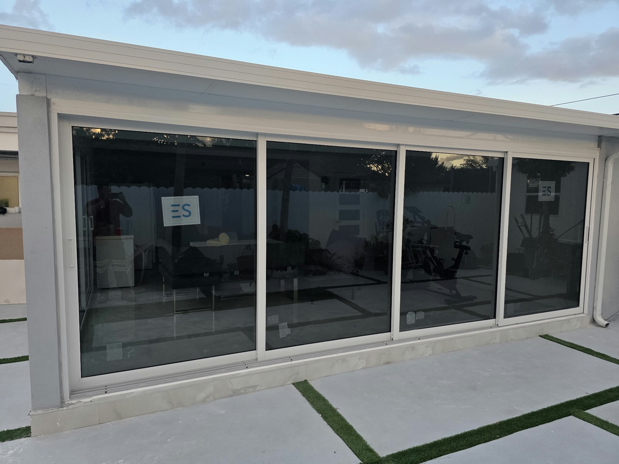 Terraza cerrada con puertas corredizas contra impacto — Miami