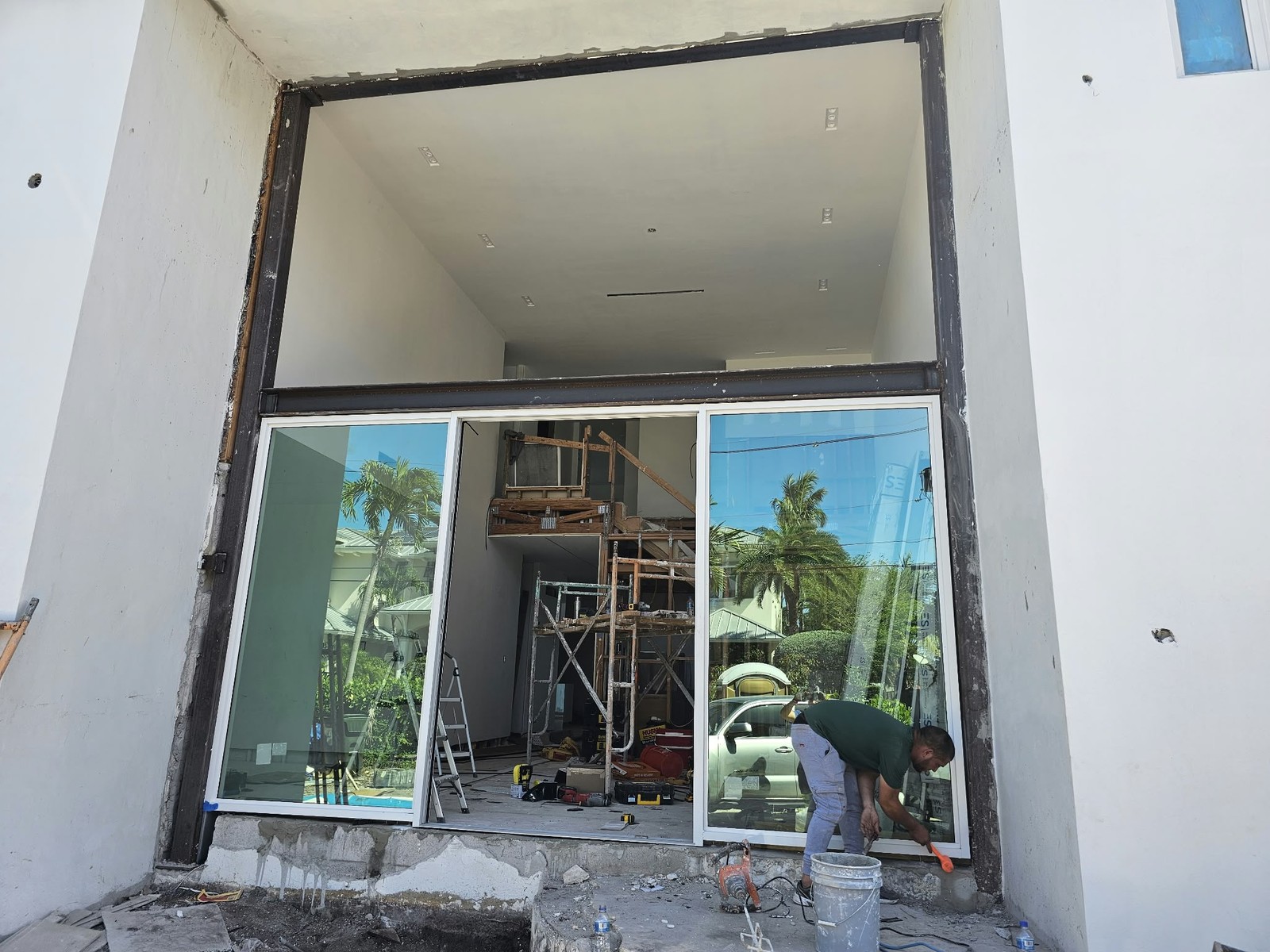 Equipo de AREM instalando un ventanal de suelo a techo contra impacto