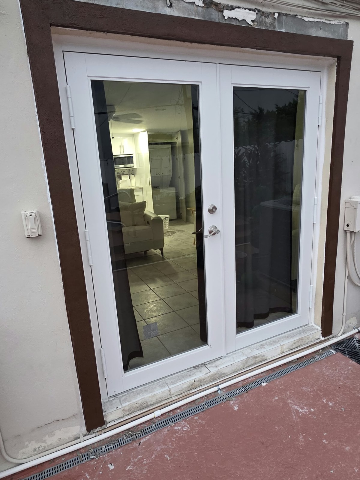 Puerta francesa doble contra impacto, marco blanco, en vivienda