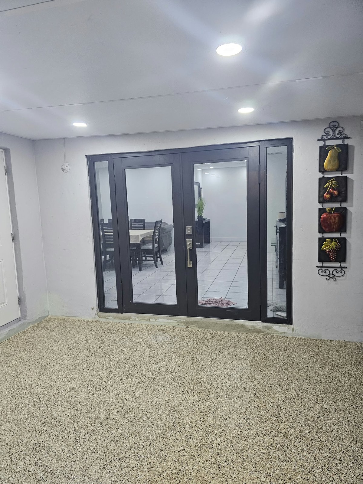 Puerta francesa contra impacto en marco negro, vista desde el interior
