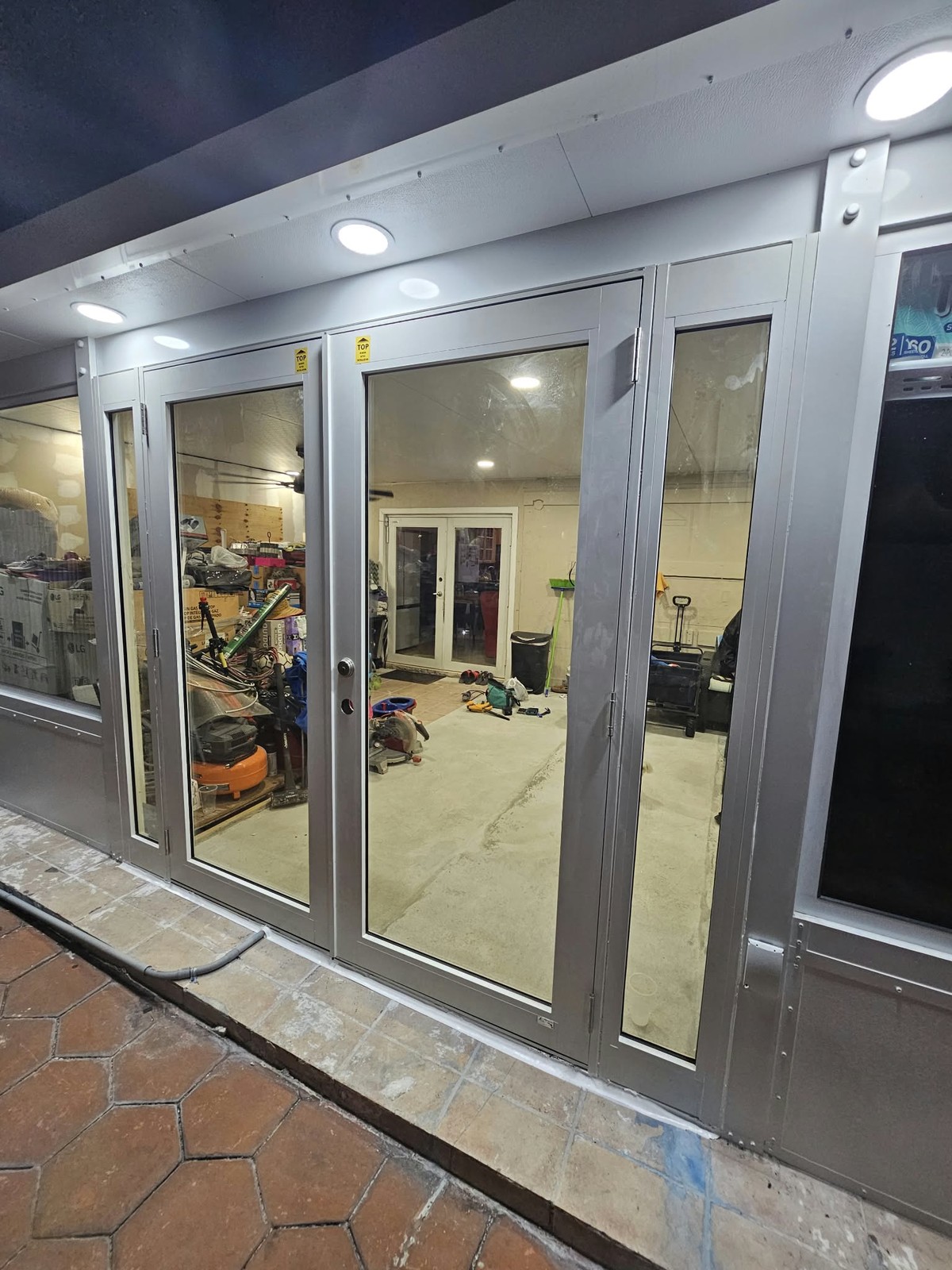 Puertas de vidrio contra impacto en la entrada de un local