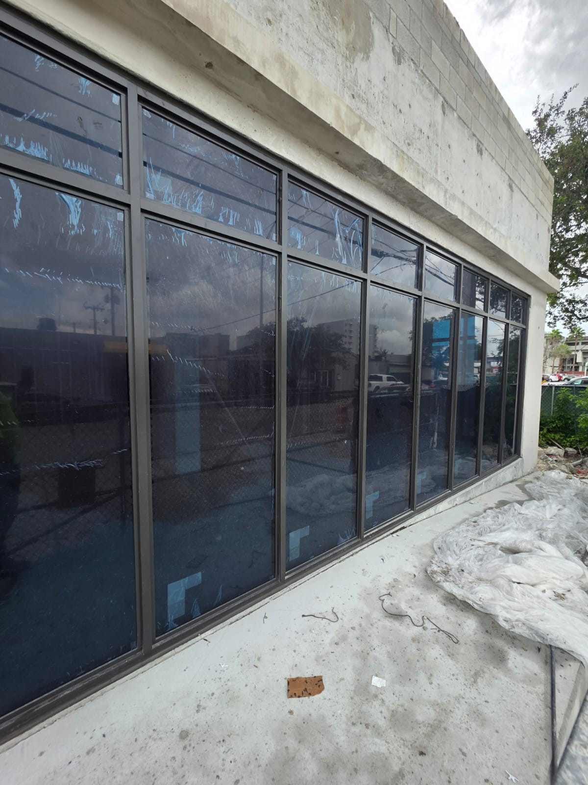 Storefront de vidrio contra impacto en local comercial