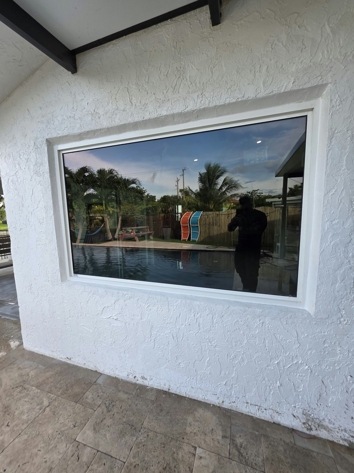 Ventana panorámica fija contra impacto frente a la piscina — vivienda en Florida
