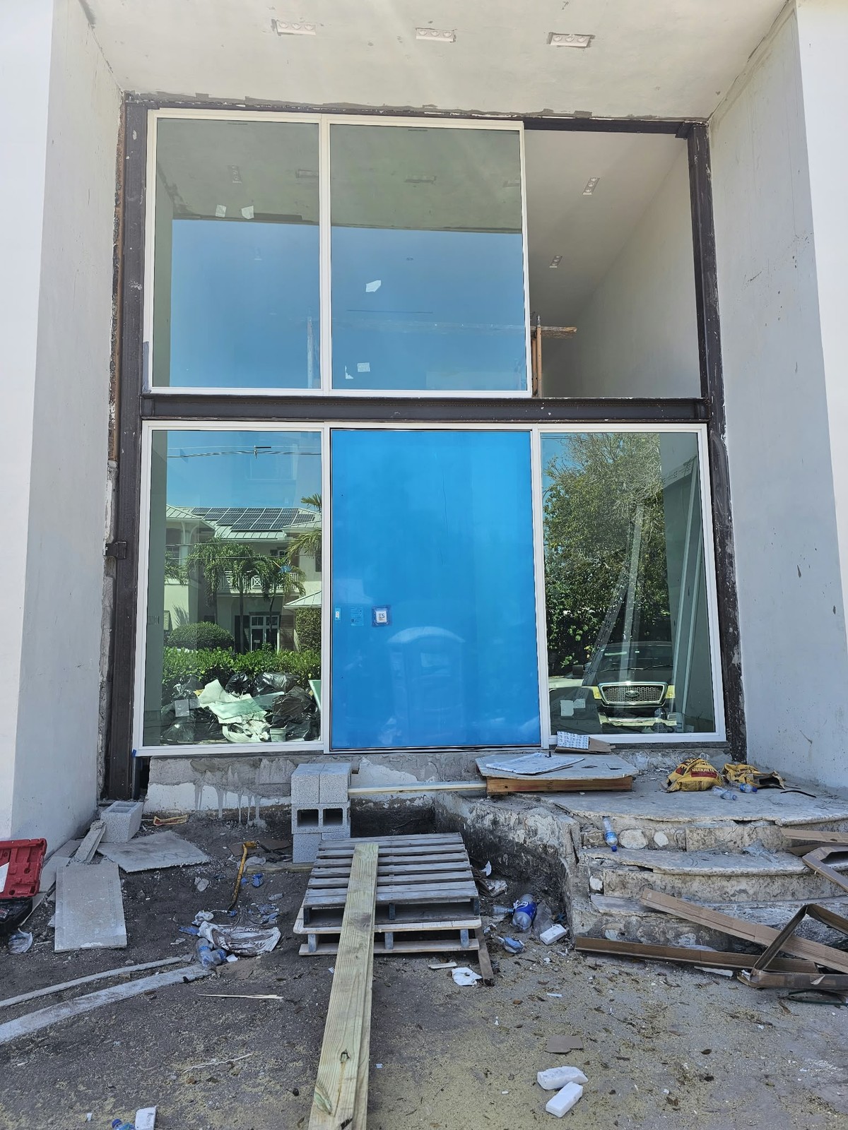 Ventanal de doble altura contra impacto en obra nueva